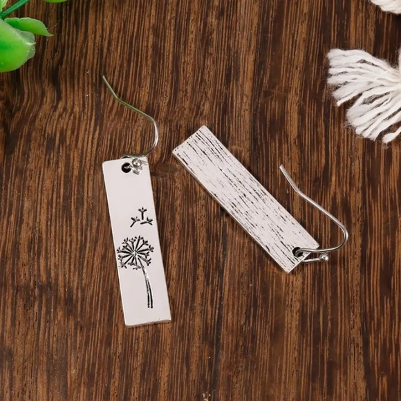 ✨🆕✨ BoHo Dandelion Flower Drop Earrings ✨ - Picture 4 of 9
